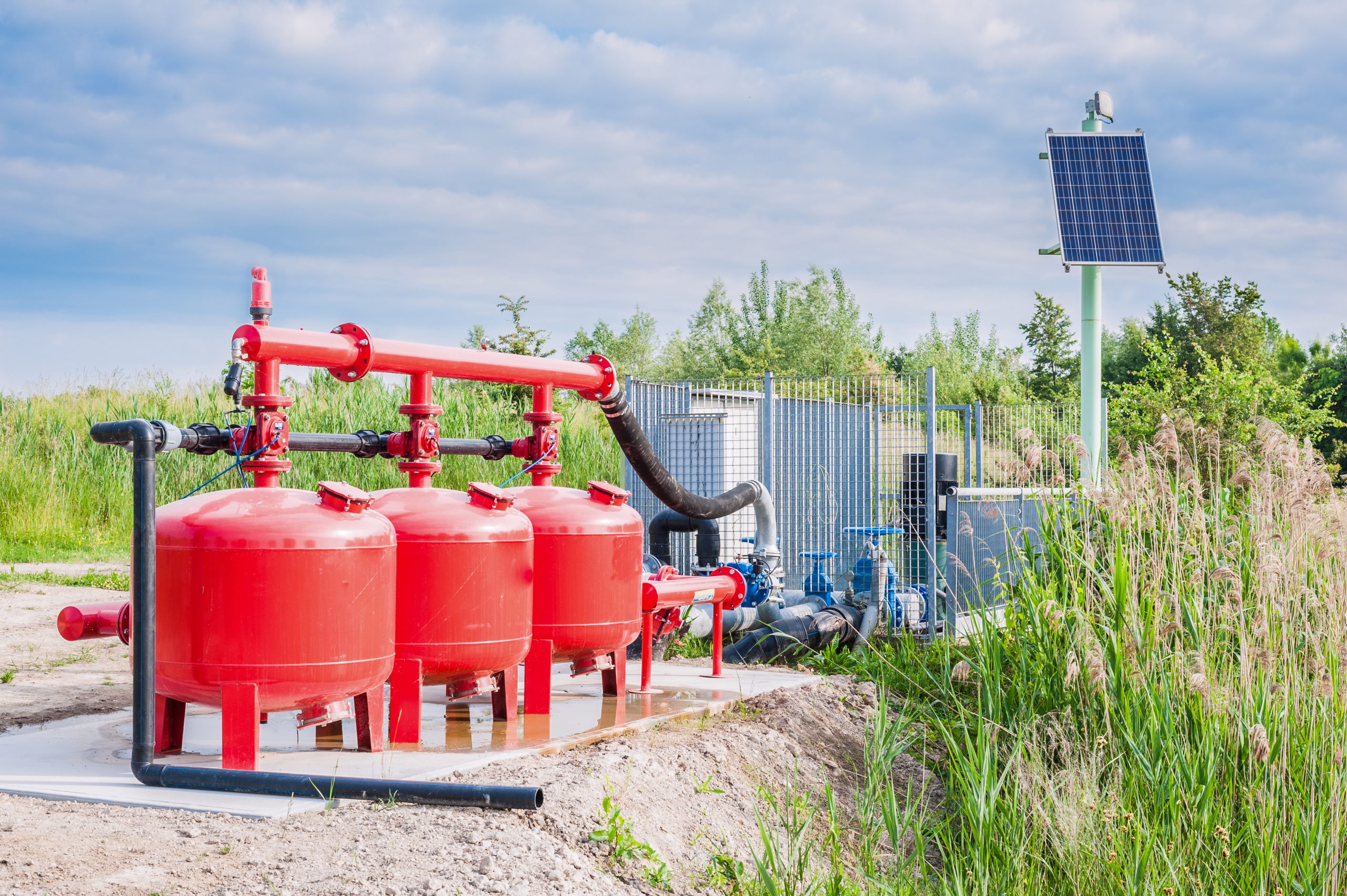 System pumping water for agriculture, with the control unit powered by solar energy